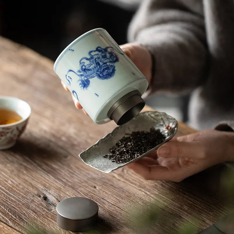 Boîte à thé Chinoise Premium en Céramique Blanche et Bleue – Édition Prestige