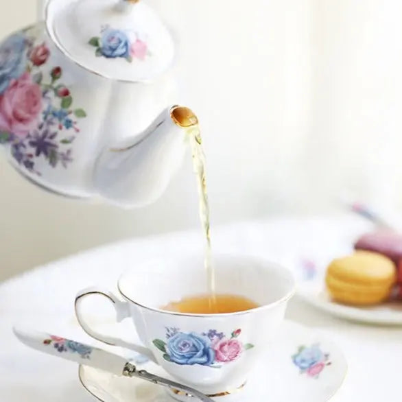 Service à thé Anglais Blanc Rose et Bleu en Porcelaine — Collection Signature
