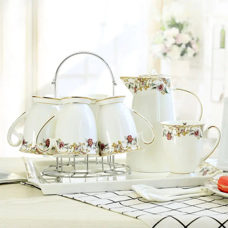 Signature Anglaise – Service à Thé en Porcelaine Blanc Élégant
