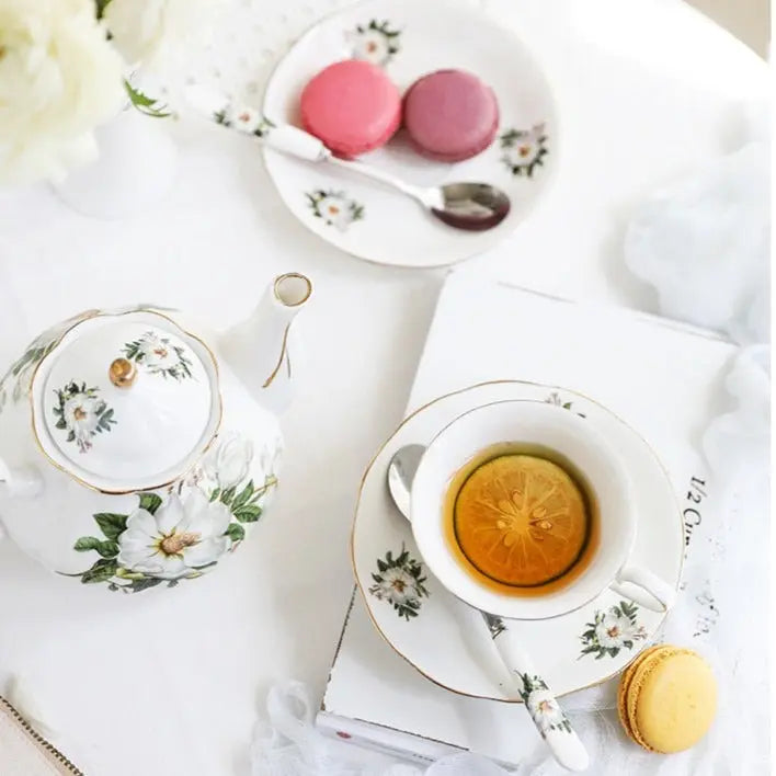 Service à Thé Anglais en Porcelaine Fine – Fleurs Blanches