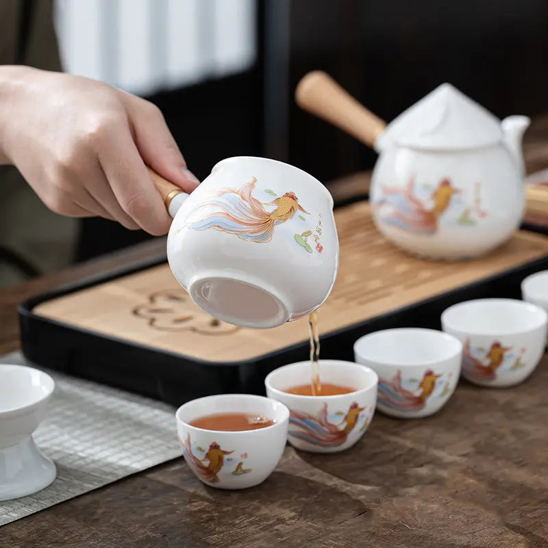 Service à Thé Chinois en Porcelaine Blanche – Motifs Poissons Élégants