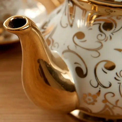 Théière Anglaise en Porcelaine Blanche et Dorée – 1L Édition Luxe