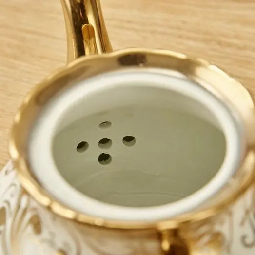 Théière Anglaise en Porcelaine Blanche et Dorée – 1L Édition Luxe