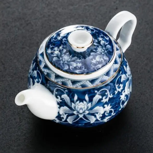 Théière Chinoise en Porcelaine Blanche et Bleue à Fleurs – 200 ml – Collection Signature