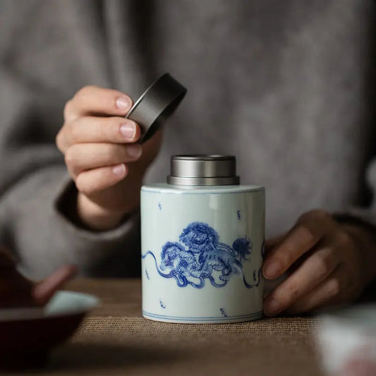 bo-te-th-chinoise-blanche-et-bleue-en-ceramique
