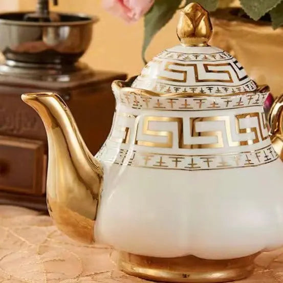 Service à thé Anglais Blanc et Doré en Porcelaine – Collection Prestige