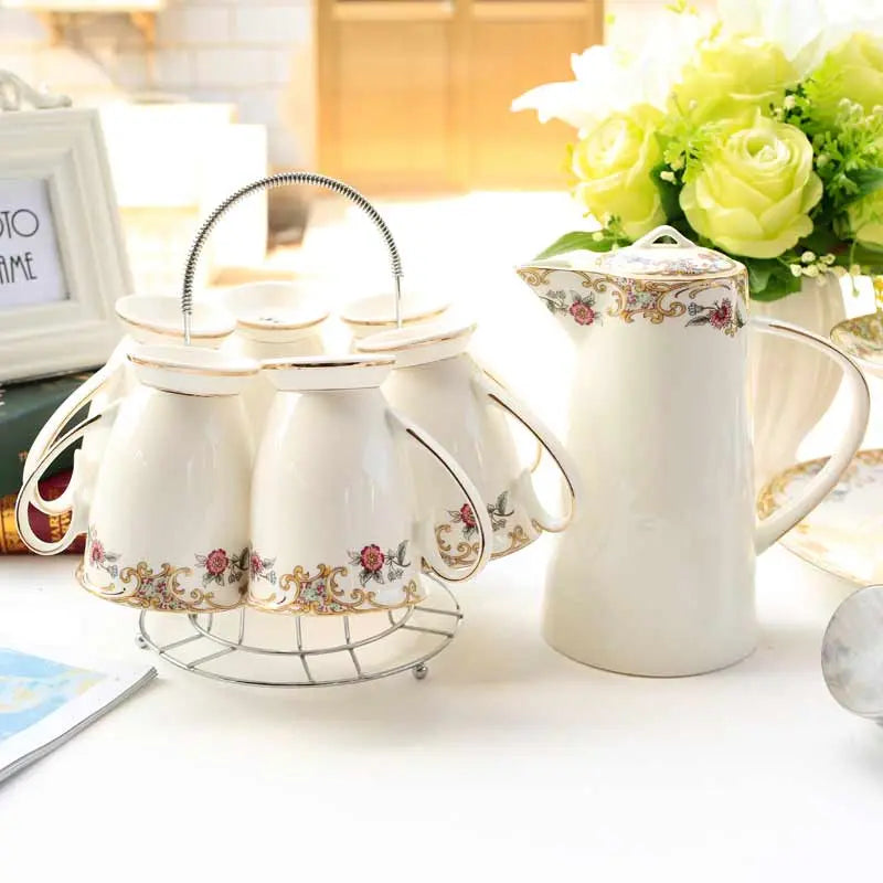 service-a-the-anglais-en-ceramique-blanche-et-elegant