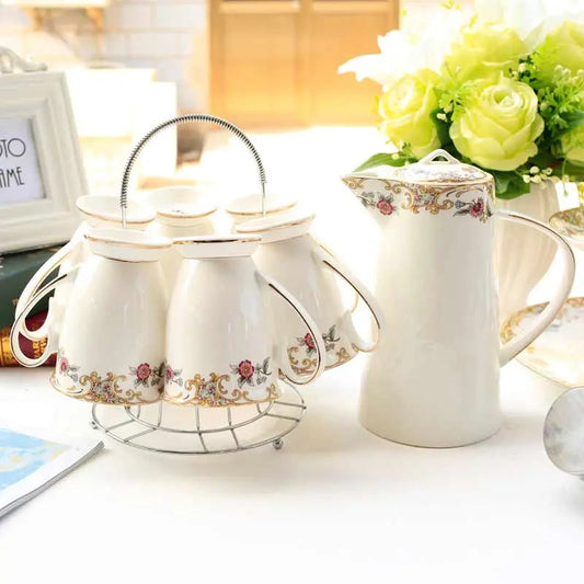 service-a-the-anglais-en-ceramique-blanche-et-elegant