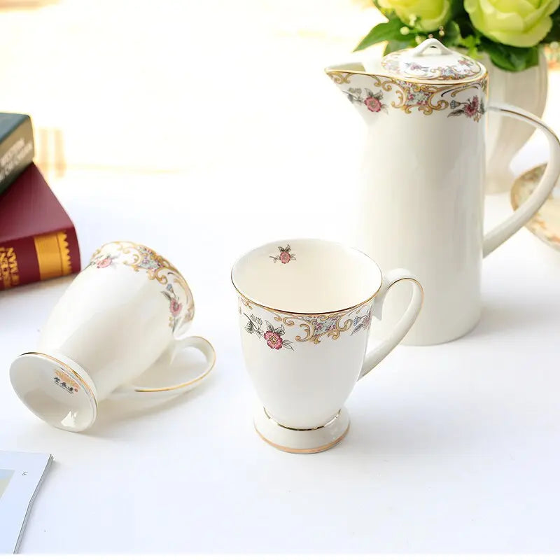 Signature Anglaise – Service à Thé en Porcelaine Blanc Élégant