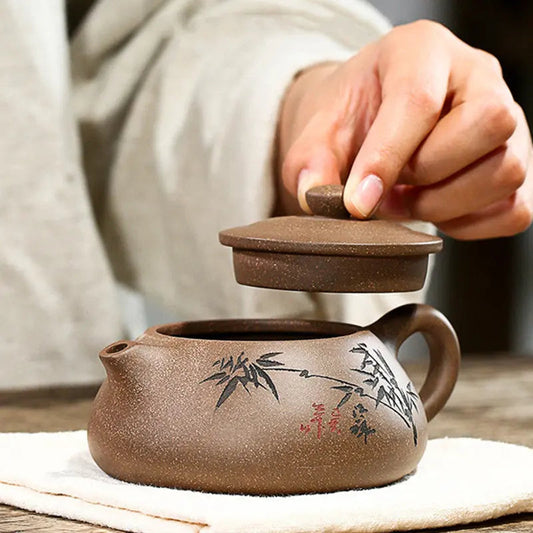 theiere-chinoise-yixing-marron-motif-bambou-en-argile-230ml