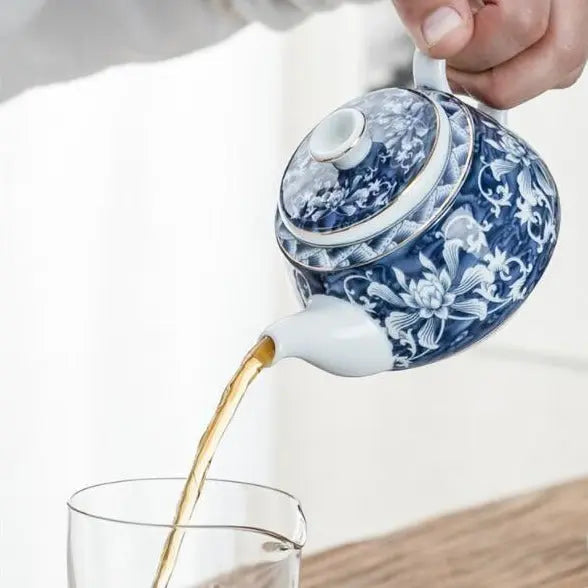 Théière Chinoise en Porcelaine Blanche et Bleue à Fleurs – 200 ml – Collection Signature
