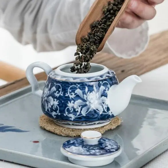 Théière Chinoise en Porcelaine Blanche et Bleue à Fleurs – 200 ml – Collection Signature