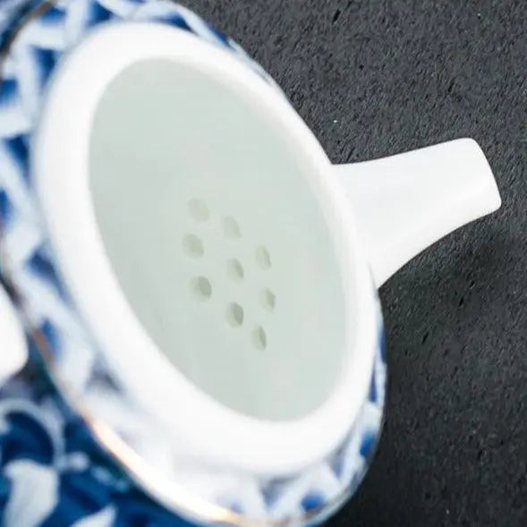 Théière Chinoise en Porcelaine Blanche et Bleue à Fleurs – 200 ml – Collection Signature
