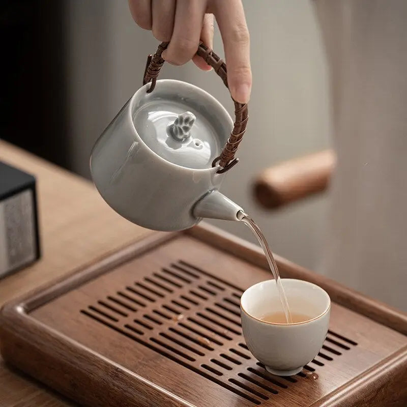 Théière Japonaise Haute en Porcelaine Grise 200 ml – Édition Signature