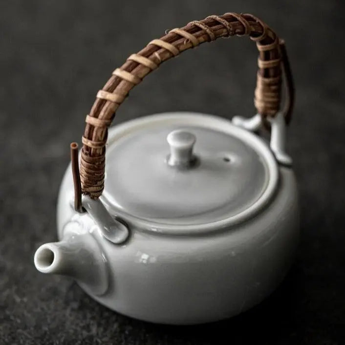 Théière Japonaise Plate en Porcelaine Grise 180 ml – Édition Signature